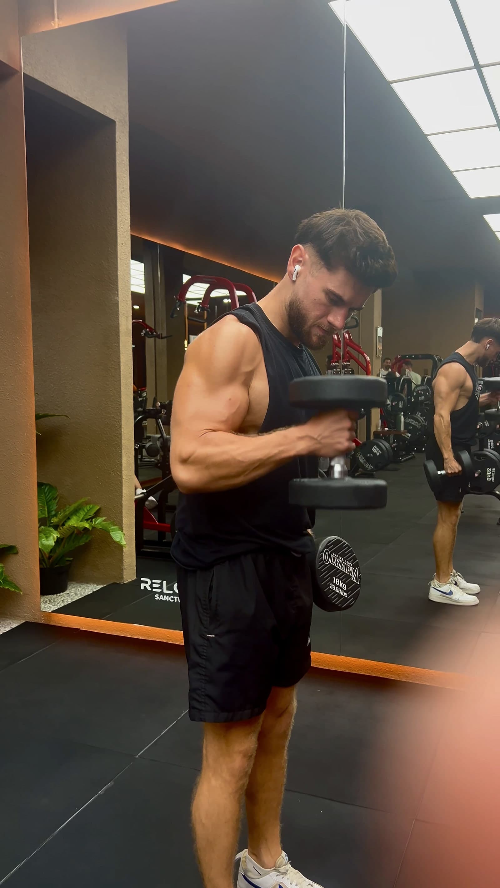 Can beim Bizeps-Training im Fitnessstudio
